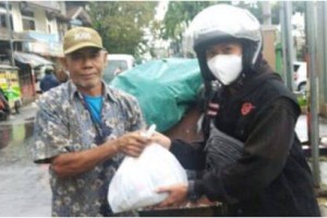 Anggota URC saat membagikan sembako dan masker.